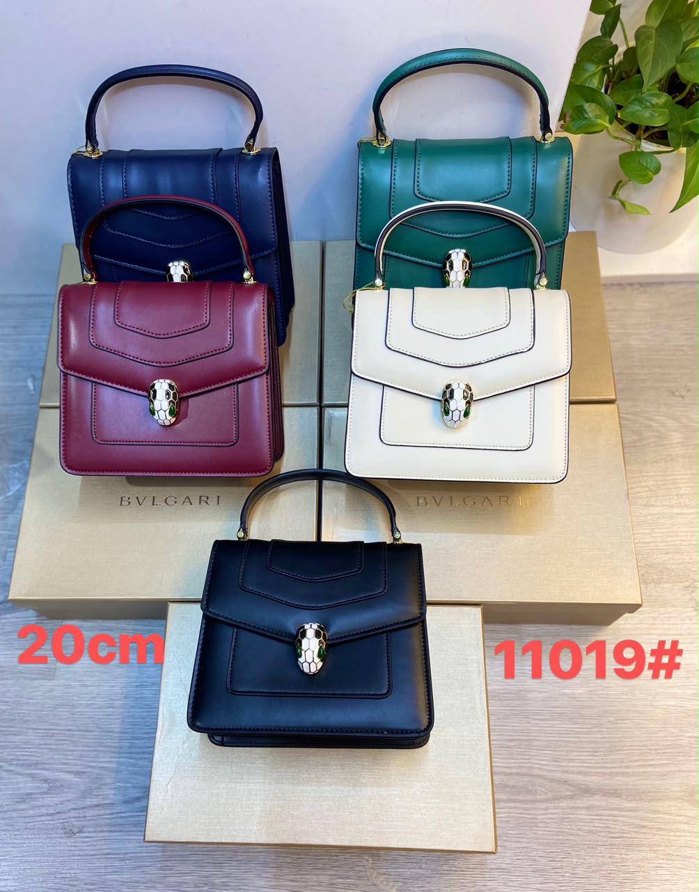 BVLGARI 
with box 
good quality.👌🏻
120 dhs🇦🇪🇦🇪

Zain07
♥️♥️♥️