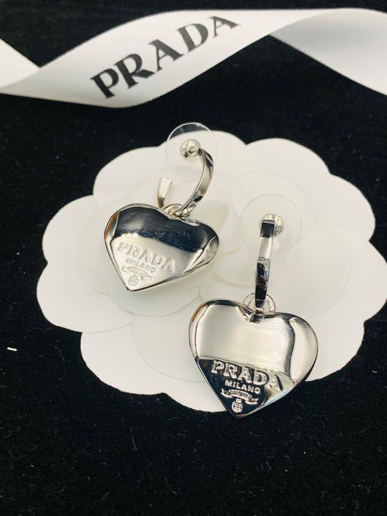 EARRING 
MASTER💫✨
55 DHS✅
WITH BOX AND PAPER BAG🛍️🎁

Zain89
♥️♥️♥️
