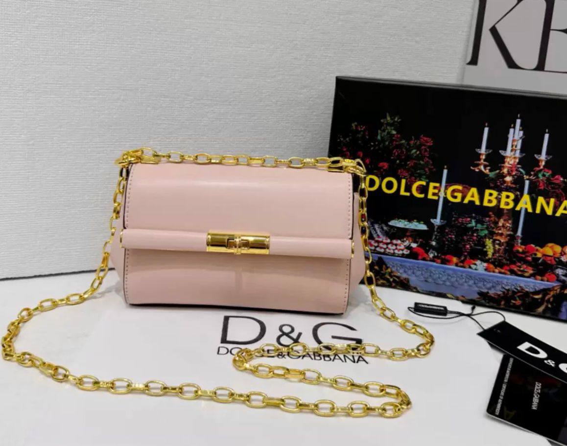 D&G
good quality 
with box
🎁🎁🎁

100 dhs✅

Zain39
♥️♥️♥️