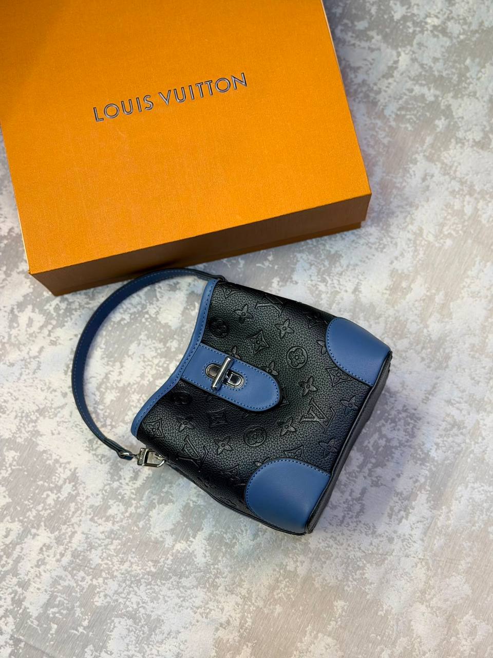 LV
230 dhs🇦🇪🇦🇪
With box

Zain175
♥️♥️♥️