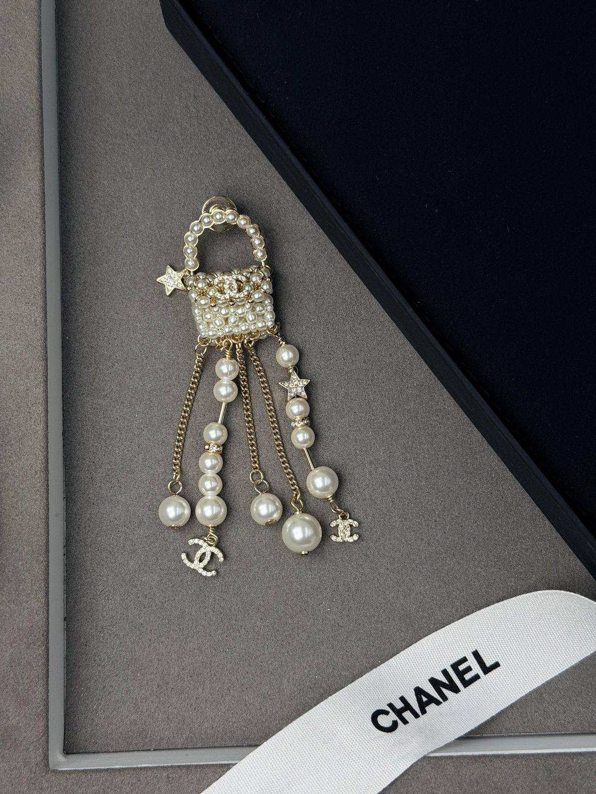 *CHANEL* 🤍
↗️ *Super Master Quality ®️*
* *New Collection*
* Necklace, Earrings & Brooch
Full Set with *Normal* Box
350 dhs❣️
Full set with *Original* Box 
300 dhs❣️

Zain106
♥️♥️♥️