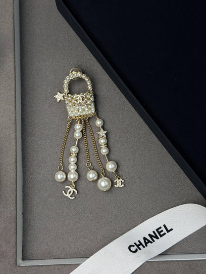 *CHANEL* 🤍
↗️ *Super Master Quality ®️*
* *New Collection*
* Necklace, Earrings & Brooch
Full Set with *Normal* Box
350 dhs❣️
Full set with *Original* Box 
300 dhs❣️

Zain106
♥️♥️♥️