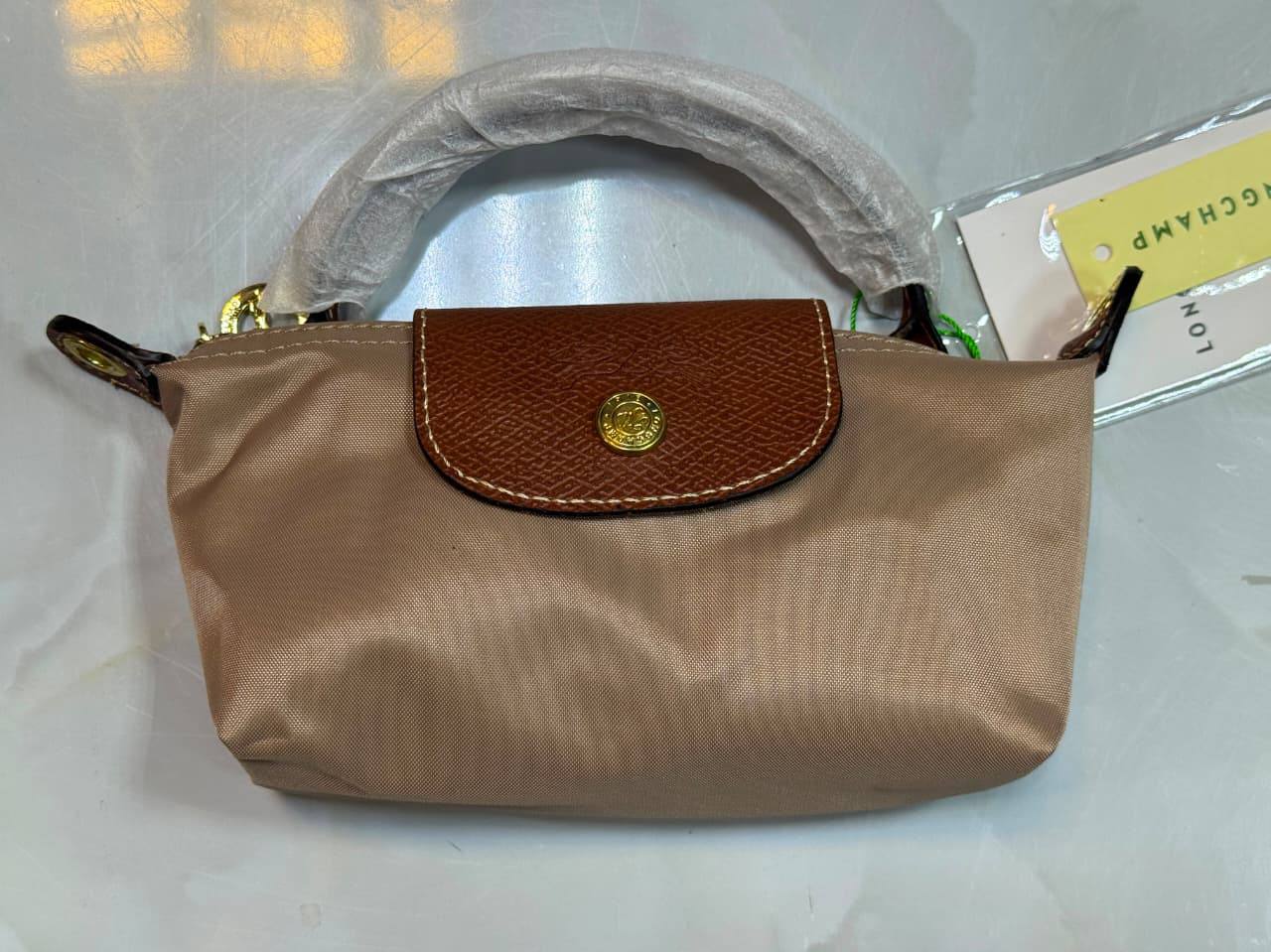Long Champ mini 
Size：17cm
50 dhs🇦🇪🇦🇪

Zain136
♥️♥️♥️
