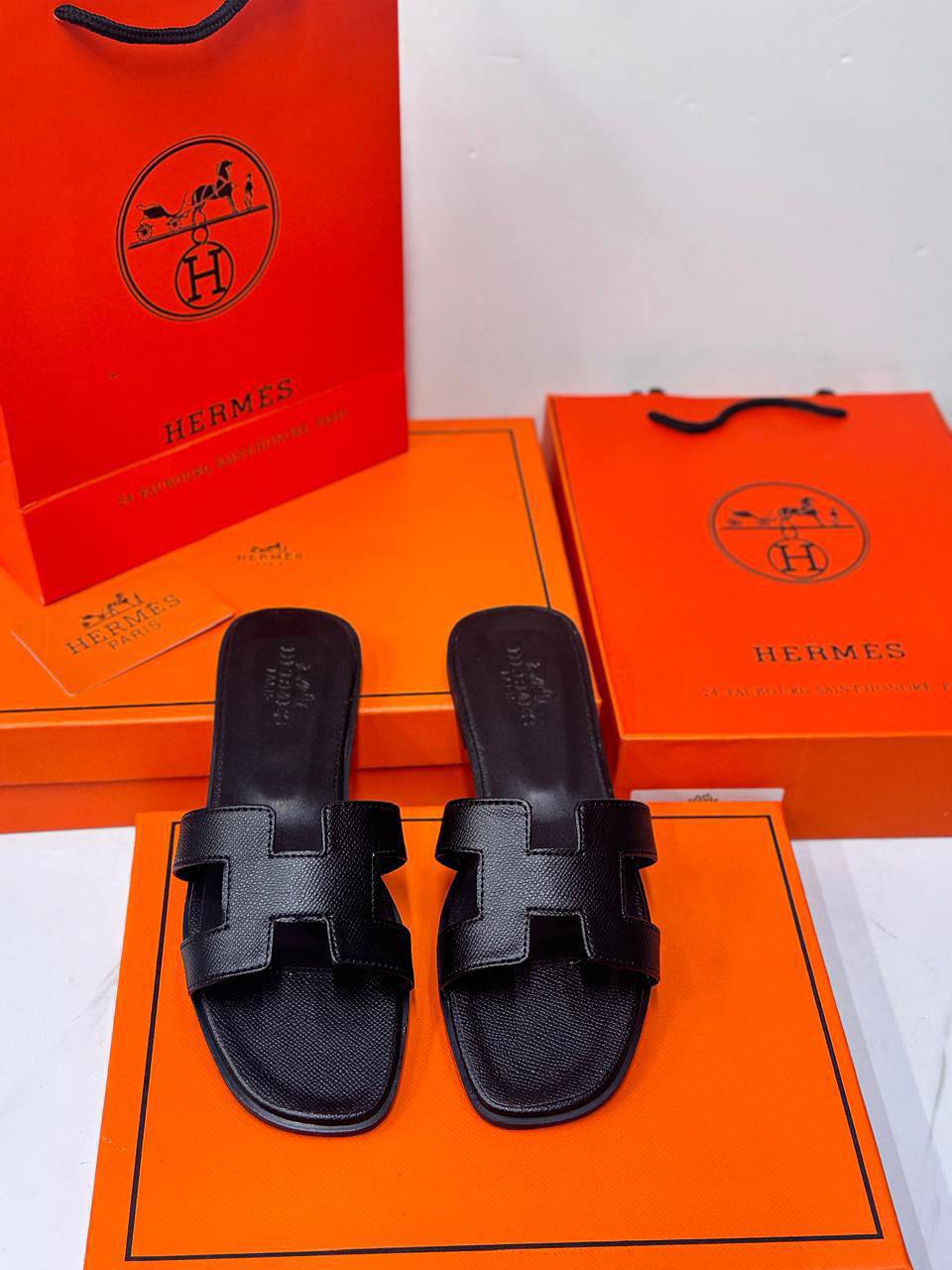 Hermes Slipper 
Size 36-41
90 dhs🇦🇪
Good Quality

Zain86
Zain16
♥️♥️♥️