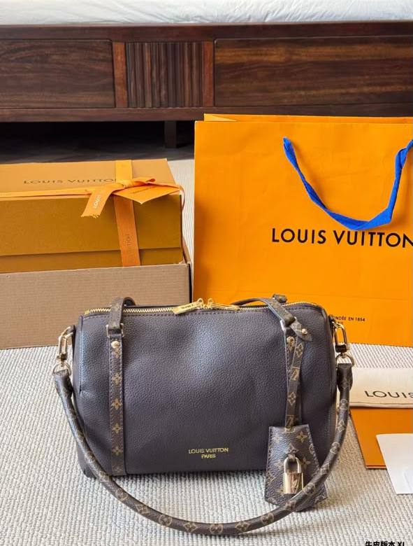 LV
Express PM
Master quality
26 cm with box
220 dhs💛

Zain95
♥️♥️♥️
