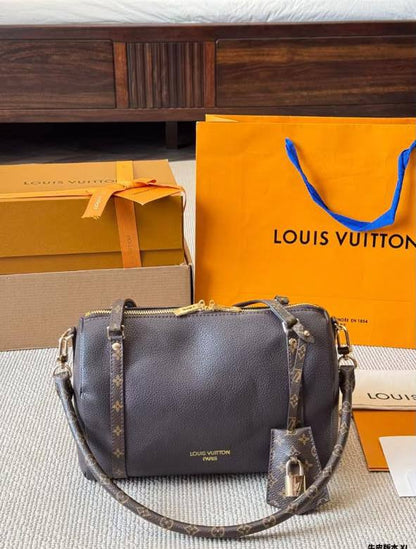 LV
Express PM
Master quality
26 cm with box
220 dhs💛

Zain95
♥️♥️♥️