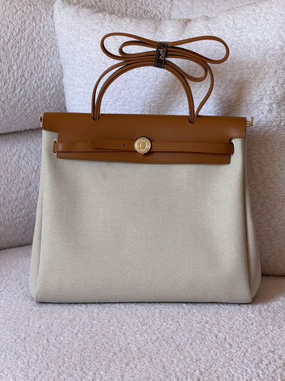 Hermes Herbag 31cm💕master quality😍with box❤️
🎁🎁🎁

380 dhs🪙💚

Zain52
♥️♥️♥️