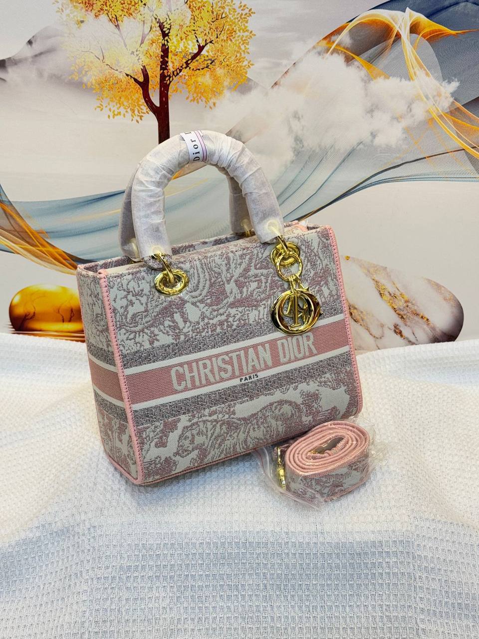 Dior 
Best quality with box’s 
120 dhs✅
size 24CM

Zain290
♥️♥️♥️