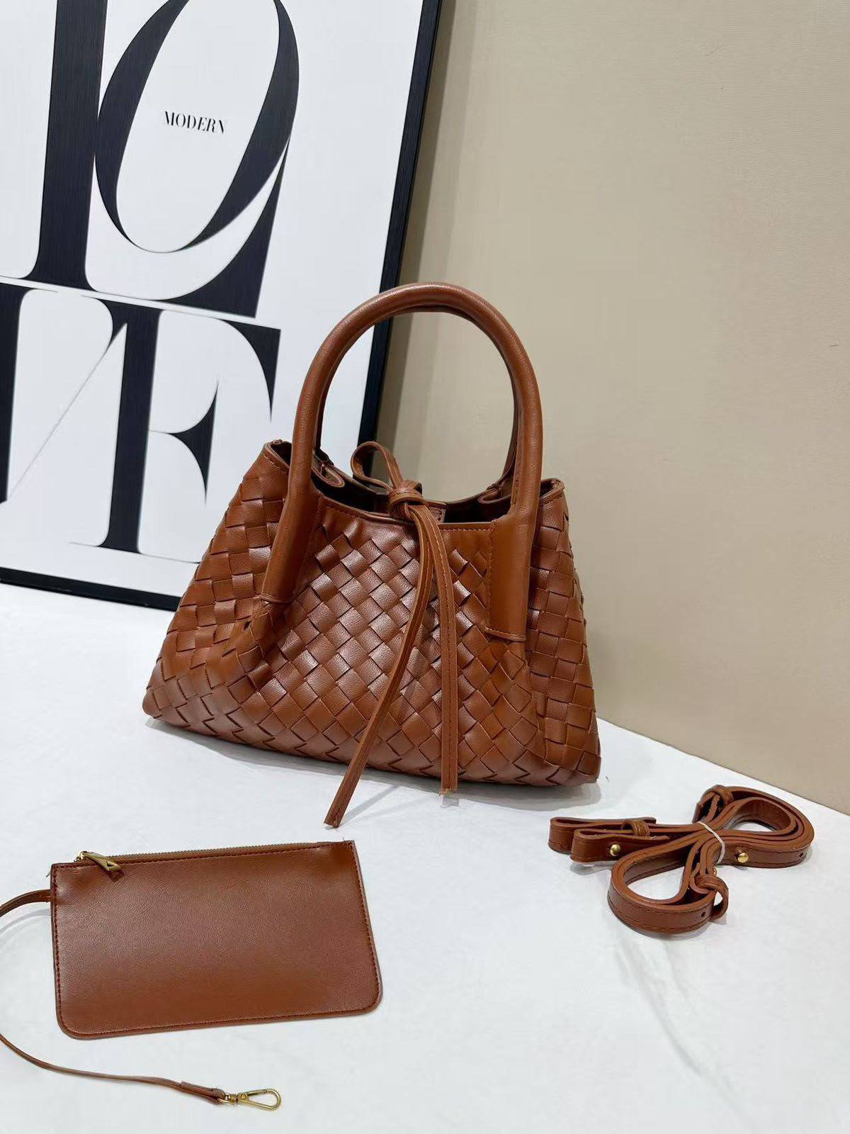 Bottega

100 dhs🇦🇪🇦🇪
With box

Size25cm

Zain219
♥️♥️♥️