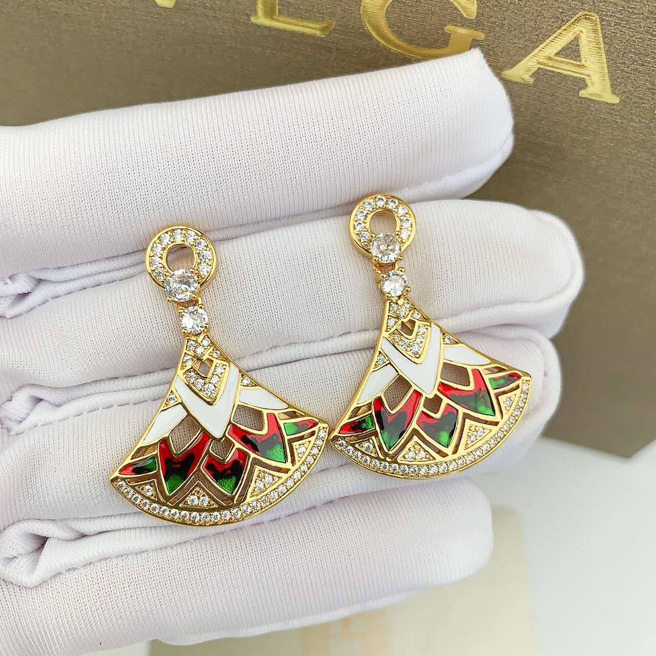 BVLGARI SET
💫✨
MASTER
NECKLACE & EARRINGS
180 DHS🇦🇪🇦🇪
WITH SMALL BOX AND PAPER BAG 🛍️🎁

Zain89
♥️♥️♥️