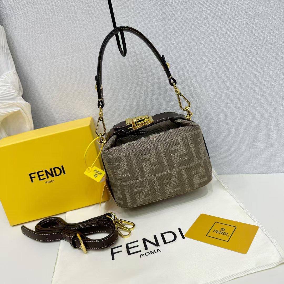Fendi

90 dhs✅

high quality

 With box
🎁🎁🎁

Zain26
♥️♥️♥️