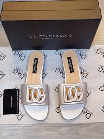 Dolce Gabbana New coming
D&g

Size 36 To 41
90 dhs🪙🌺

Zain120
♥️♥️♥️