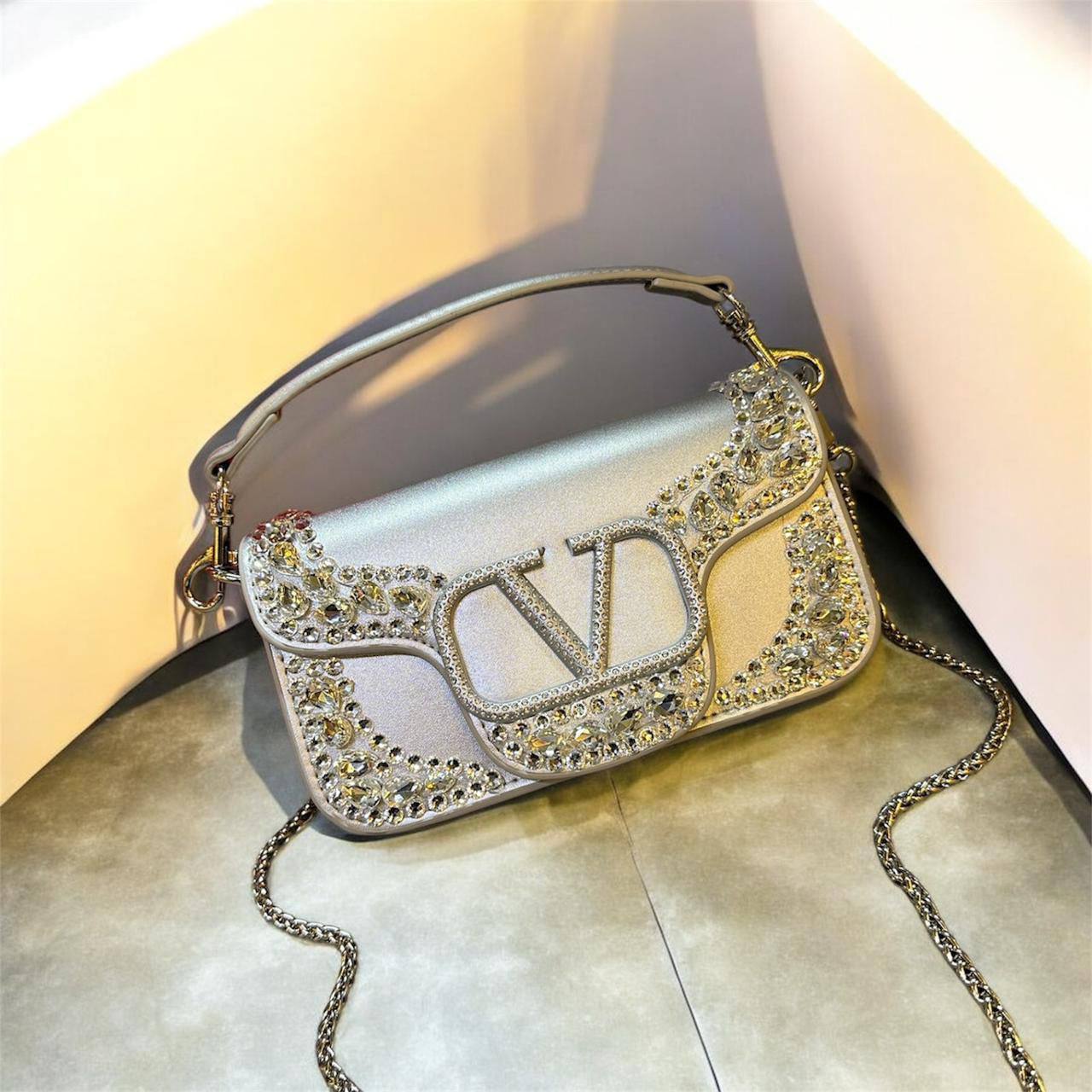 VALENTINO 

COPY ONE NEW CAME 
WITH BOX 
🎁🎁🎁

140 dhs🪙🌨️

Zain39
♥️♥️♥️