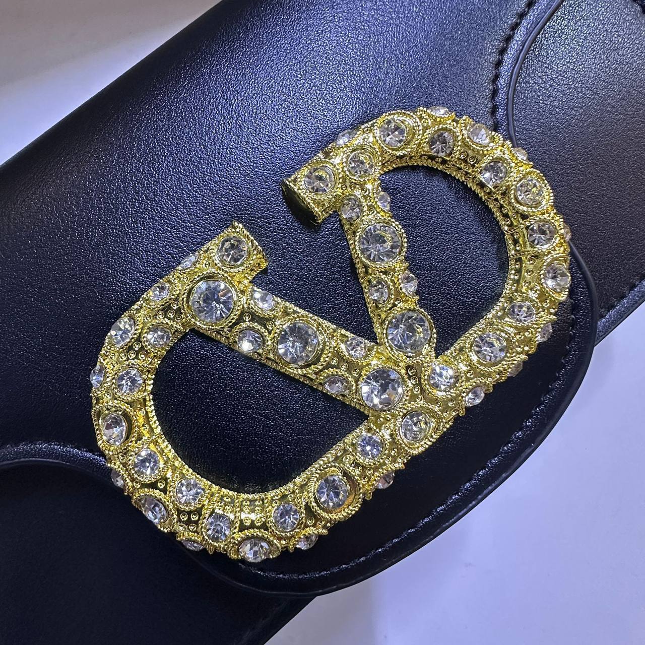 VALENTINO 
HIGH QUALITY

 WITH BOX🎁🎁🎁

130 dhs✅
Size:20cm

Zain295
♥️♥️♥️