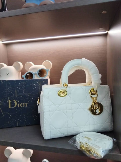 DIOR 
WITH BOX 🎁🎁🎁

125 dhs✅

Zain169
♥️♥️♥️