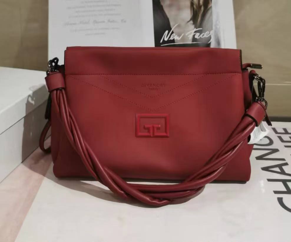 Givenchy

New arrived 
Givenchy women's bag 
115 dhs🇦🇪🇦🇪

Size 29cm

Zain161
♥️♥️♥️