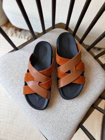 HERMES SLIPPERS
*AAA QUALITY*
*size: 40 to 47*
450 dhs✅

Zain185
♥️♥️♥️