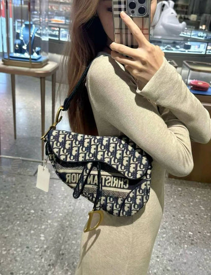 DIOR 
 HIGH QUALITY 
WITH BOX 
🎁🎁🎁

120 dhs✅

Zain39
♥️♥️♥️
