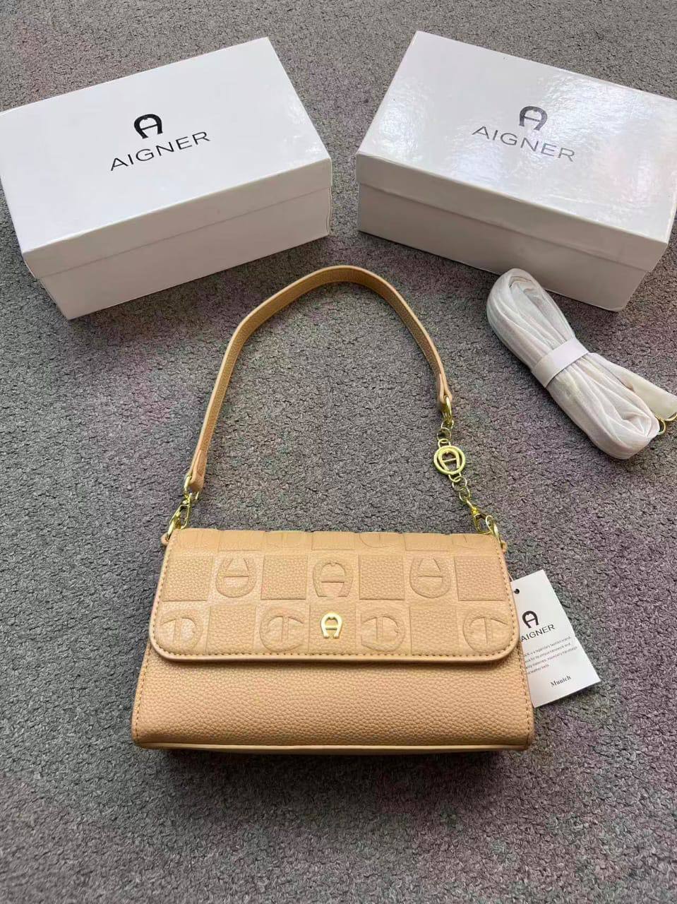 Aigner
100 dhs🇦🇪🇦🇪 
with box high quality24cm

Zain26
♥️♥️♥️