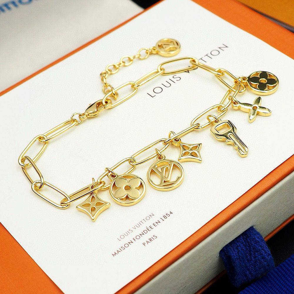 LV ❤️‍🔥*
Necklace ✨
Bracelet 🦋
Master quality 💯
With normal boxes 🗃️ 
95 dhs🇦🇪
With master box 📦 
110 dhs🇦🇪

Zain216
♥️♥️♥️