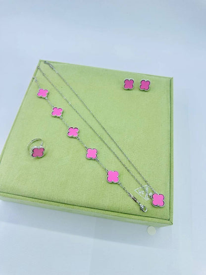 VCA SET ❤️‍🔥*
Necklace 🌸
Earring ✨
Bracelet 🍁
Ring 💍 free size ❣️
Stainless Steel 💯
Non tarnish 💯
With normal boxes 📦 
45 dhs✅
With master box 🗃️ 
75 dhs✅

Zain216
♥️♥️♥️