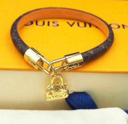 LV MASTER 
✨💫
BRACELET LEATHER
55 DHS✅ ⭐
WITH BOX AND PAPER BAG 🎁🛍️

Zain89
♥️♥️♥️