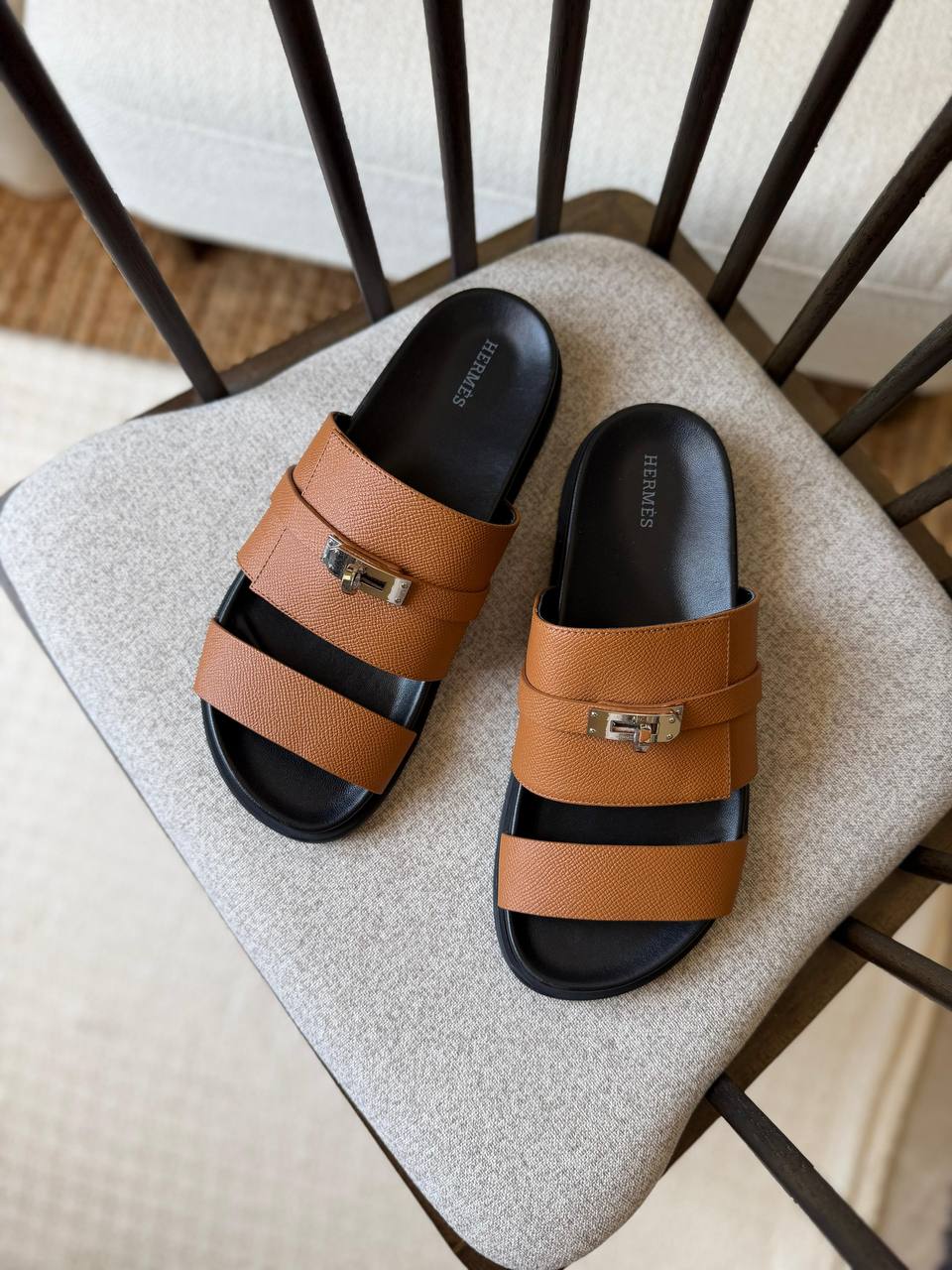 HERMES SLIPPER
*AAA QUALITY*
*size: 40 to 47*
450 dhs✅

Zain185
♥️♥️♥️