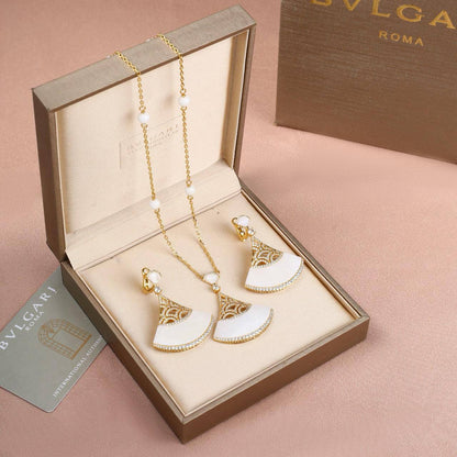 Bvlgari SET
MASTER 
NECKLACE & EARRING
170 dhs🪙🖤

Zain89
♥️♥️♥️