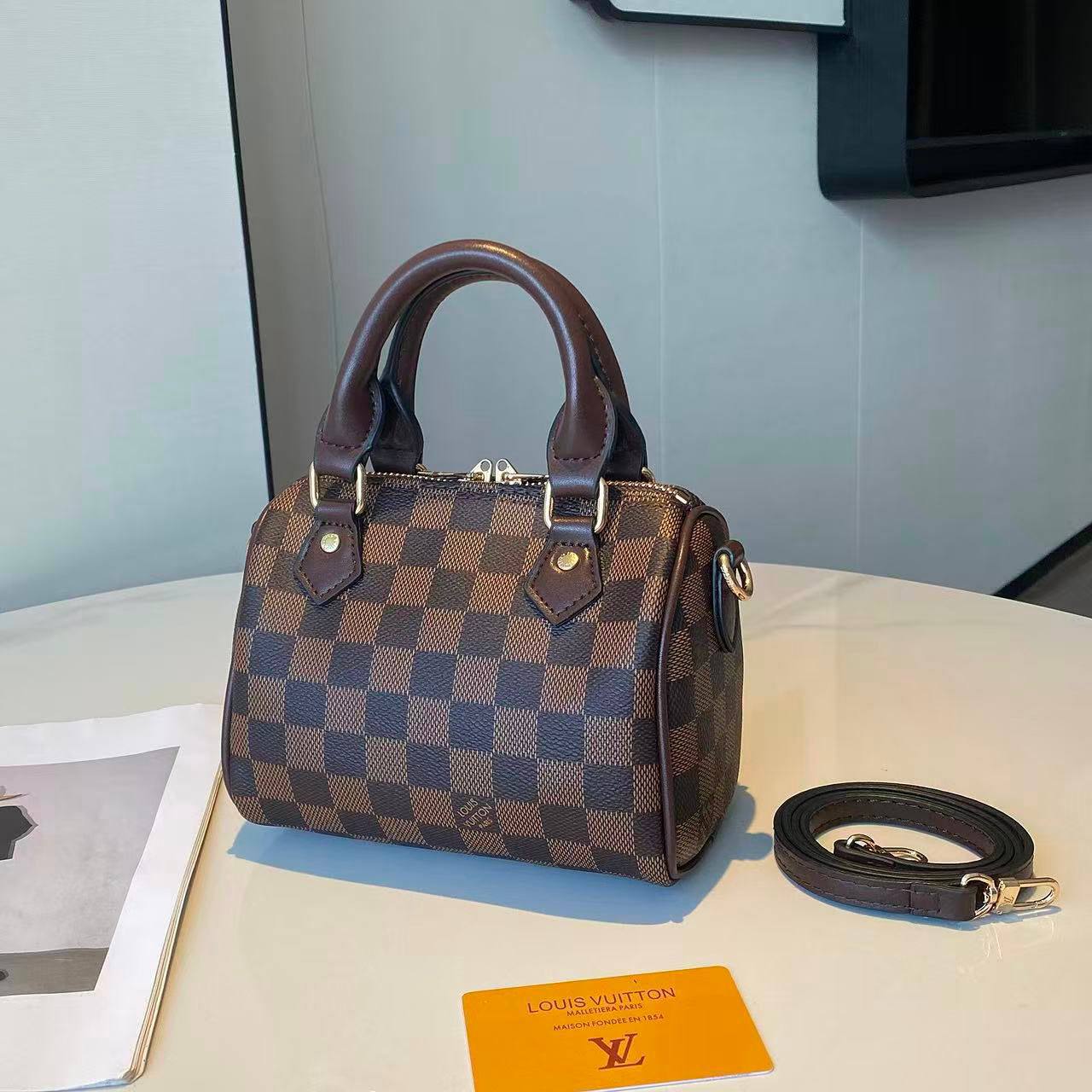 LV 🔥
Good quality 💯
Size 16cm
100 dhs✅
With box 📦

Zain70
♥️♥️♥️