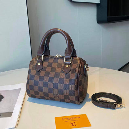LV 🔥
Good quality 💯
Size 16cm
100 dhs✅
With box 📦

Zain70
♥️♥️♥️