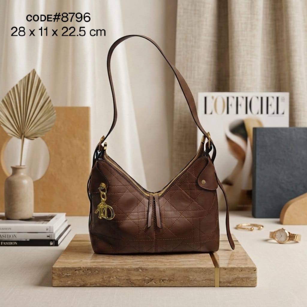 CHRISTIAN DIOR
ᴍᴇᴅɪᴜᴍ ᴠᴏʏᴀɢᴇ ʙᴀɢ
sʜᴏᴜʟᴅᴇʀ / ᴄʀᴏss ʙᴀɢ
ʟᴇᴀᴛʜᴇʀ & ᴄᴀɴᴠᴀs ᴏʙʟɪǫᴜᴇ
ɢᴏʟᴅ ʜᴀʀᴅᴡᴀʀᴇ
sɪᴢᴇ: 28 cm

70 dhs✅

Zain31
♥️♥️♥️