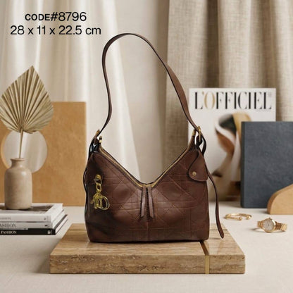 CHRISTIAN DIOR
ᴍᴇᴅɪᴜᴍ ᴠᴏʏᴀɢᴇ ʙᴀɢ
sʜᴏᴜʟᴅᴇʀ / ᴄʀᴏss ʙᴀɢ
ʟᴇᴀᴛʜᴇʀ & ᴄᴀɴᴠᴀs ᴏʙʟɪǫᴜᴇ
ɢᴏʟᴅ ʜᴀʀᴅᴡᴀʀᴇ
sɪᴢᴇ: 28 cm

70 dhs✅

Zain31
♥️♥️♥️