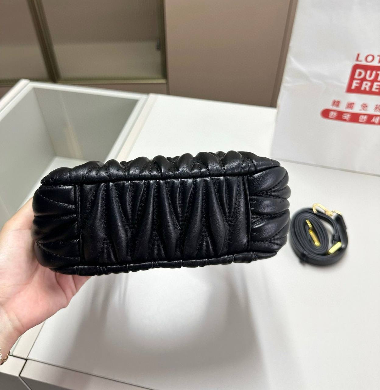 MIU MIU 
NEW CAME GOOD QUALITY 

WITH BOX 
🎁🎁🎁

90 dhs🇦🇪

Zain39
♥️♥️♥️