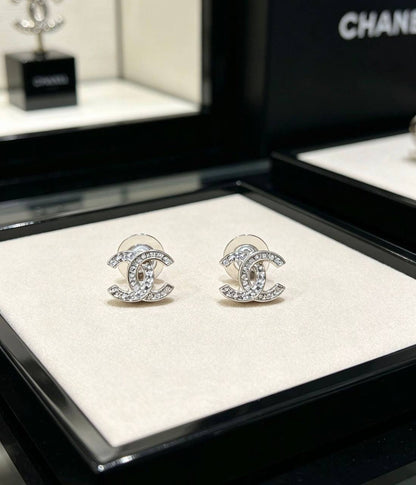 CHANEL ❤️‍🔥*
Earring 🦋
Master quality 💯
With normal boxes 📦 
45 dhs✅
With master box 🗃️ 
75 dhs✅

Zain216
♥️♥️♥️