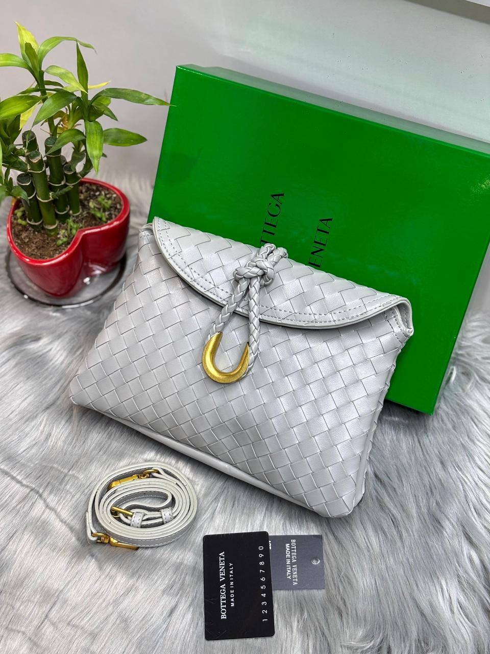 BOTTEGA
SIZE  ………26 CM 🥰
90 dhs❤️

with Box🌷
🎁🎁🎁

Zain244
♥️♥️♥️