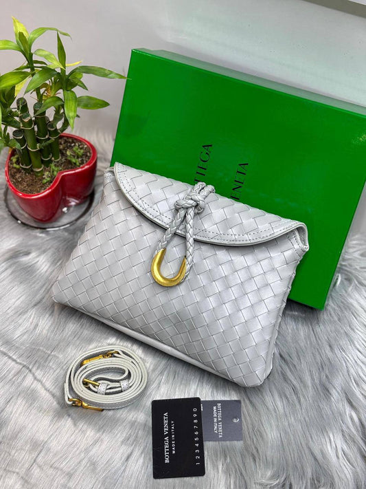 BOTTEGA
SIZE  ………26 CM 🥰
90 dhs❤️

with Box🌷
🎁🎁🎁

Zain244
♥️♥️♥️