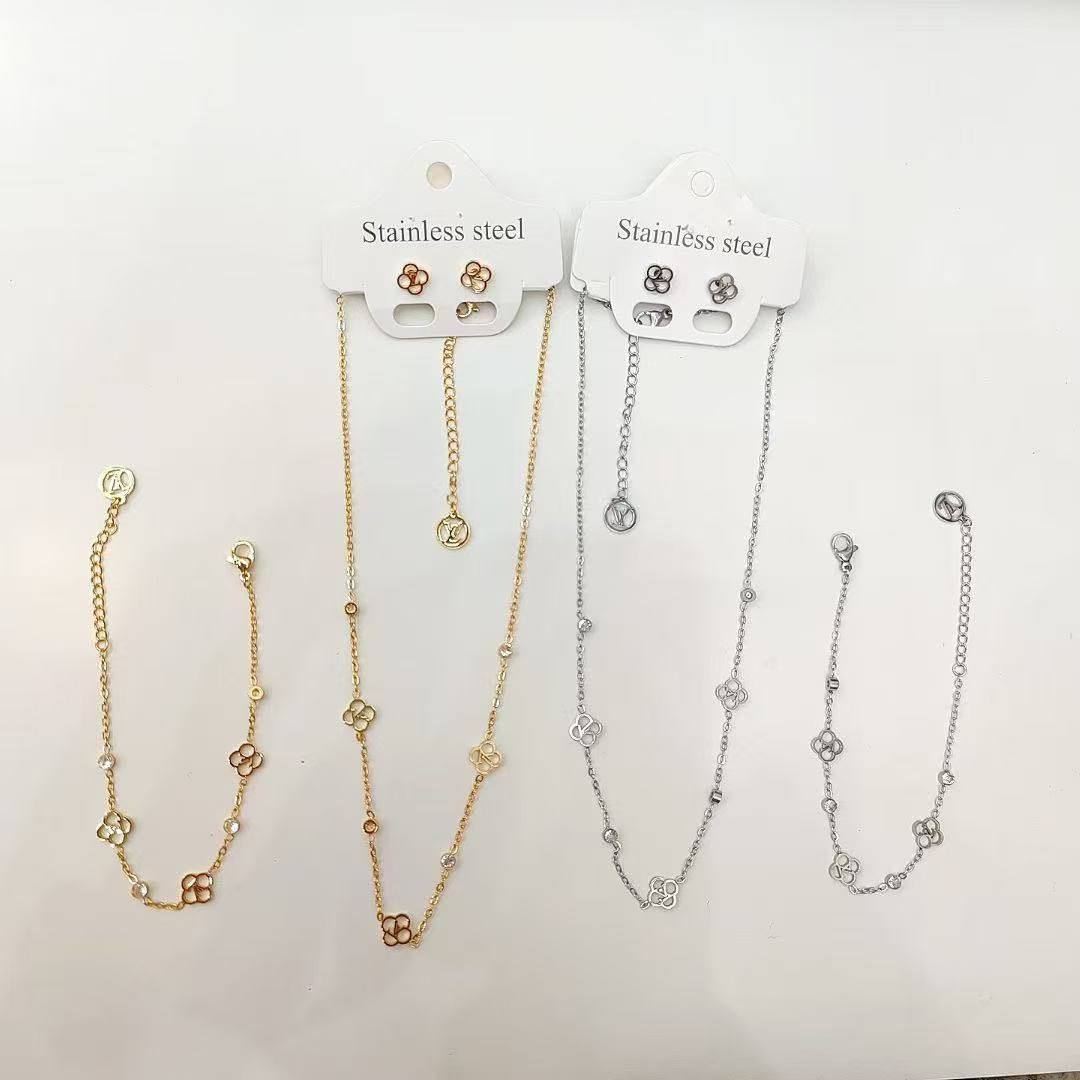 *STAINLESS STEEL SET❤️‍🔥*
Non tarnish 💯
Necklace ❤️
Bracelet 🦋
Earring 🍁

With normal boxes 📦 
And paper bag 🛍️
35 dhs💓

Zain216
♥️♥️♥️