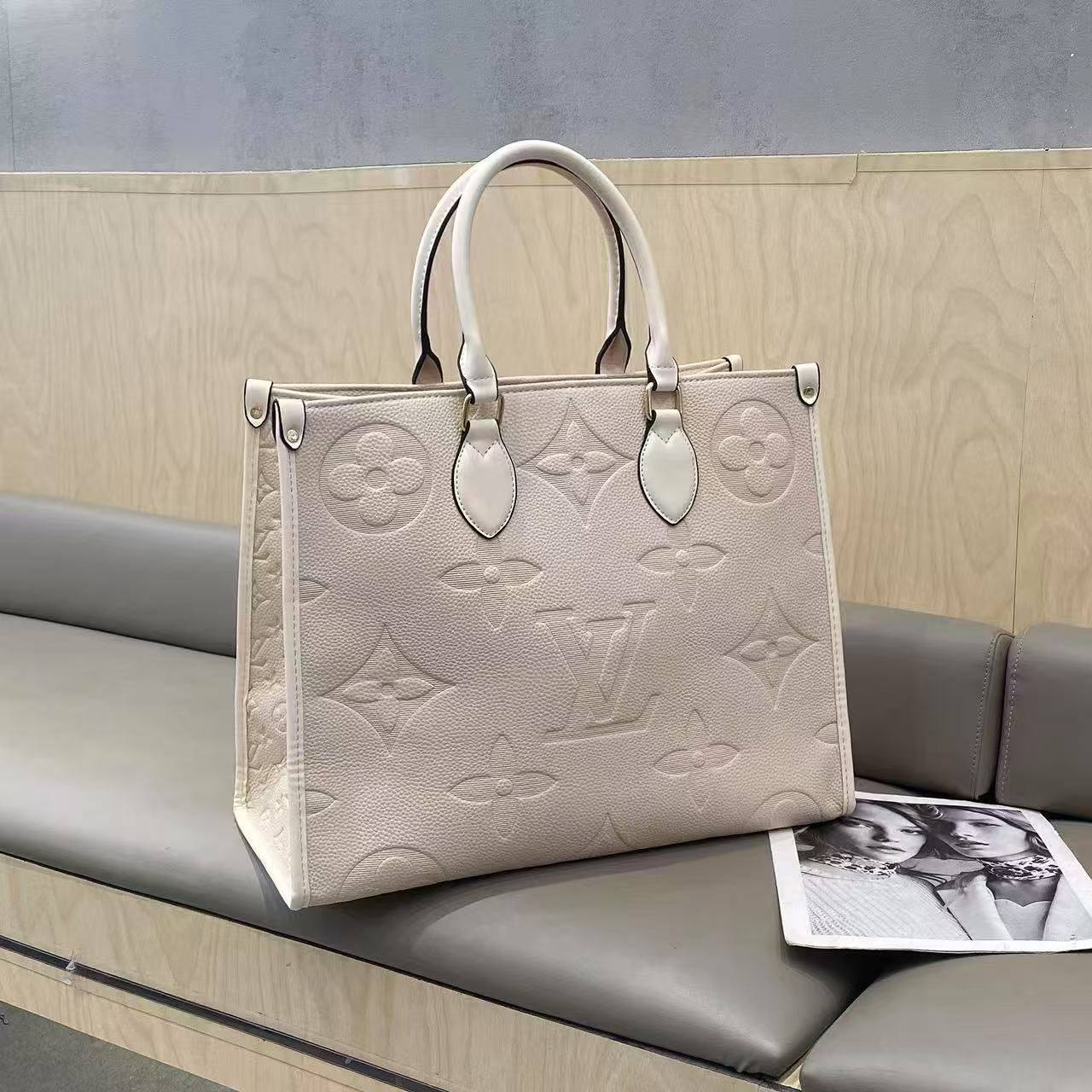 LV
size:41cm  
110 dhs💓

Zain114
♥️♥️♥️
