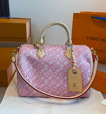 LV
MASTER QUALITY
260 dhs💓
……(with leather )
30CM

Zain295
♥️♥️♥️