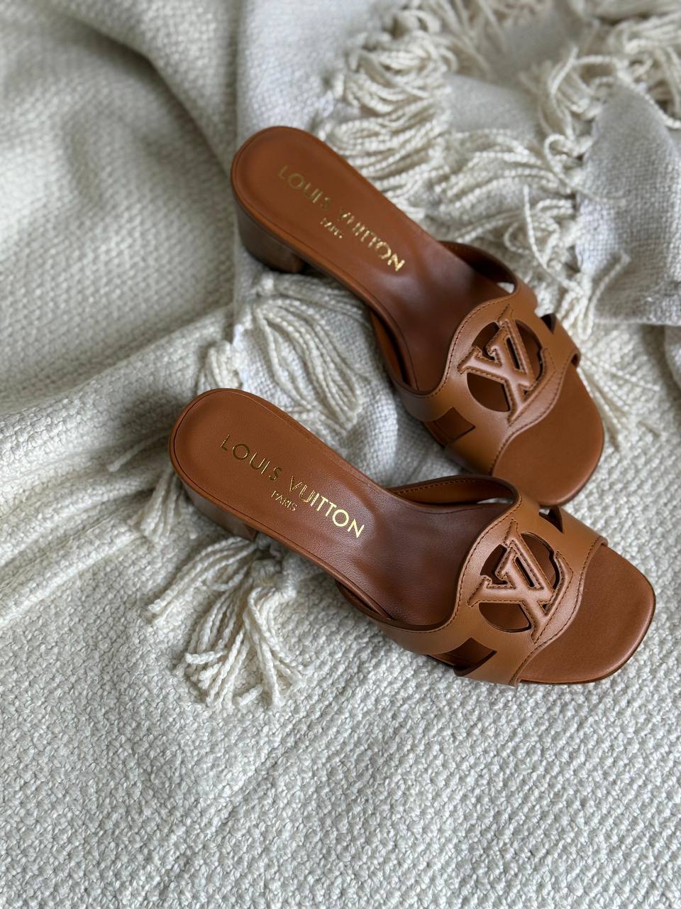 LV
AAA Quality
Size 36 to 41
450 dhs✅

Zain288
♥️♥️♥️