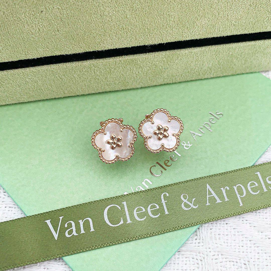 VCA SET❤️‍🔥
Necklace 💥
Earring ❣️
Ring free size 💍
Bangle 🦋
Master quality 💯

With normal boxes 📦 
270 dhs🪙

With master box 🗃️ 
350 dhs🪙

Zain216
♥️♥️♥️