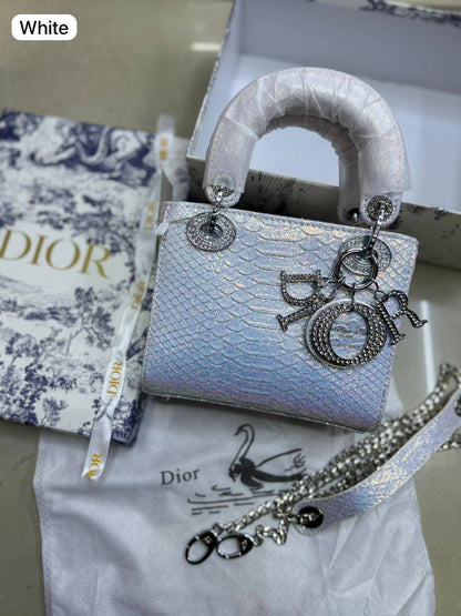 💎 Lady Dior 
Super quality +🎁
Logo with diamond💎
Size : 18 * 14 * 7 cm
125 dhs👑
with box 🎁

Zain115
♥️♥️♥️