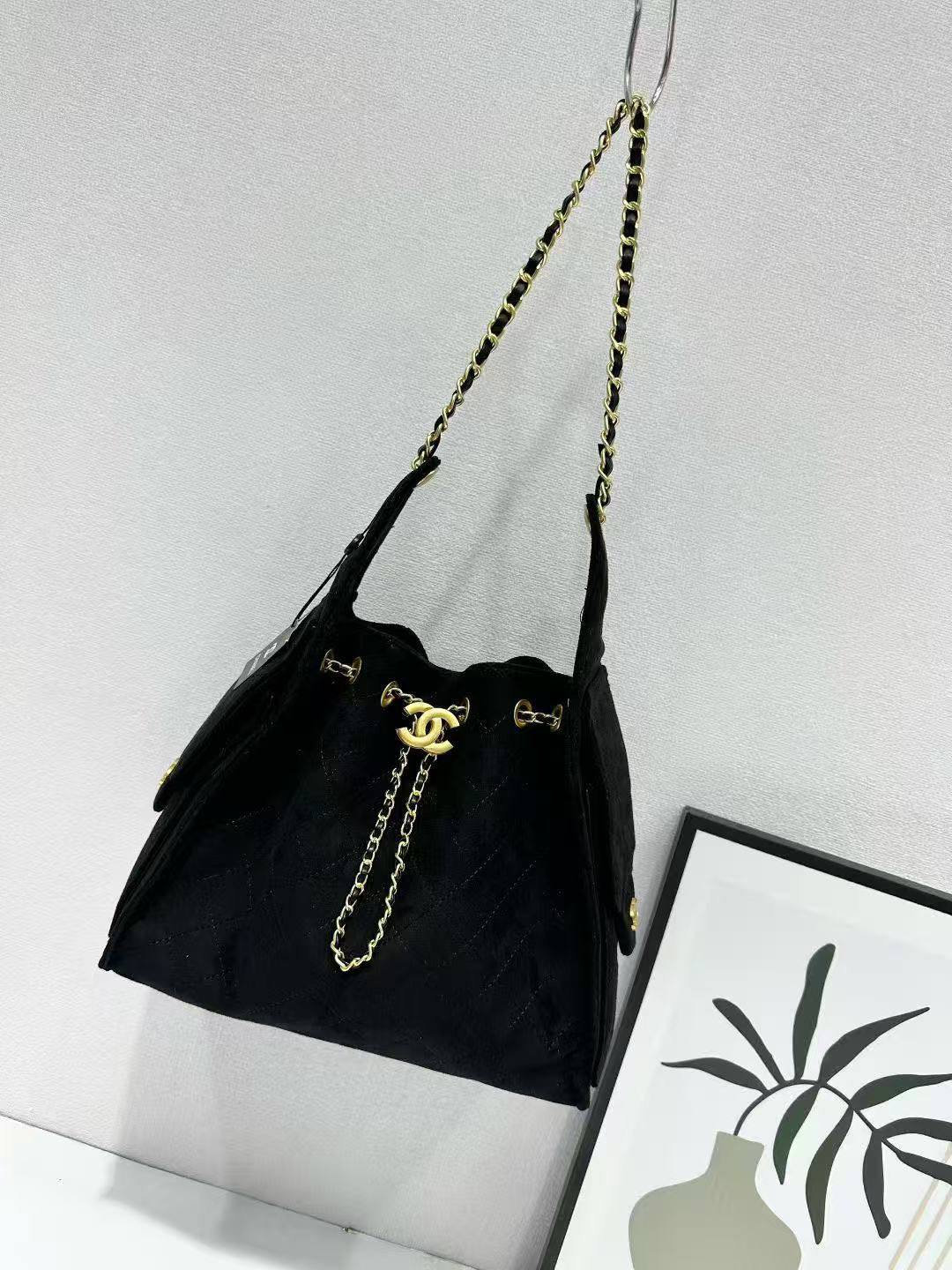 Chanel
105 dhs🪙🌨️
Size28cm

Zain138
♥️♥️♥️