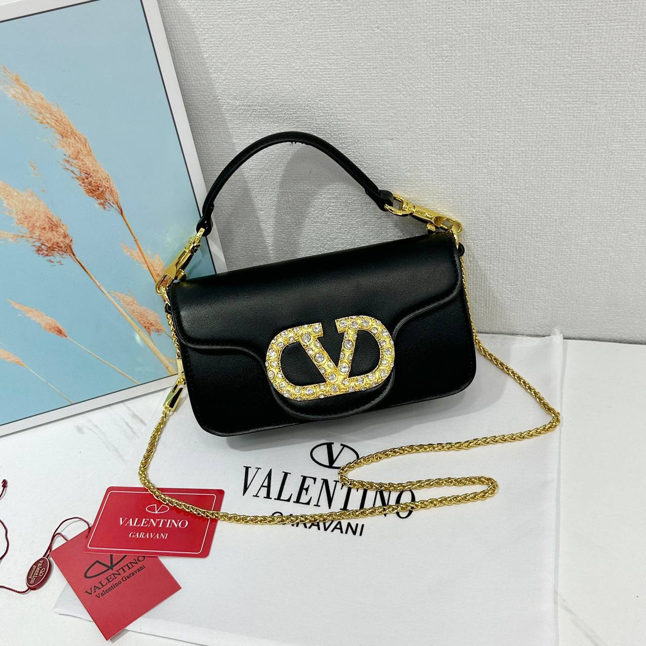 VALENTINO 

HIGH QUALITY

 WITH BOX 
🎁🎁🎁

130 dhs🇦🇪
Size:20cm

Zain39
♥️♥️♥️