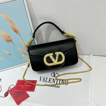 VALENTINO 

HIGH QUALITY

 WITH BOX 
🎁🎁🎁

130 dhs🇦🇪
Size:20cm

Zain39
♥️♥️♥️