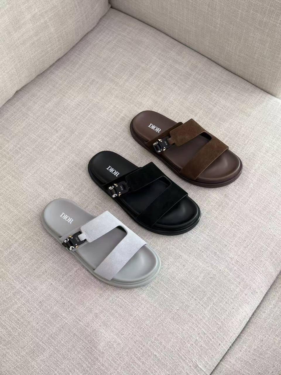 Dior Slipper Mens
New Collection 🔥👌
Good Quality 👌
Size:39 to 45
120 dhs🪙🖤

Zain241
Zain82
♥️♥️♥️