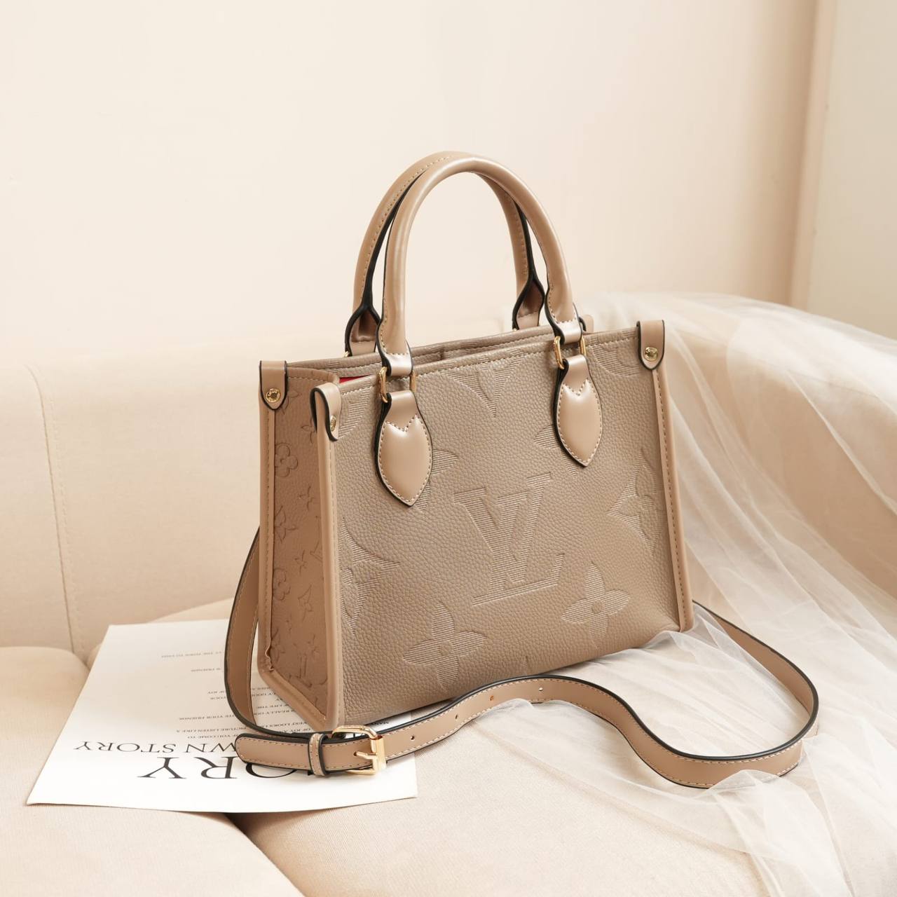 LV 
125 dhs🇦🇪
With box
🎁🎁🎁

Size 27cm

Zain161
♥️♥️♥️