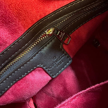 LV SPEEDY 
25CM ,GOOD QUALITY 
WITH BOX 
100 dhs✅

Zain295
♥️♥️♥️