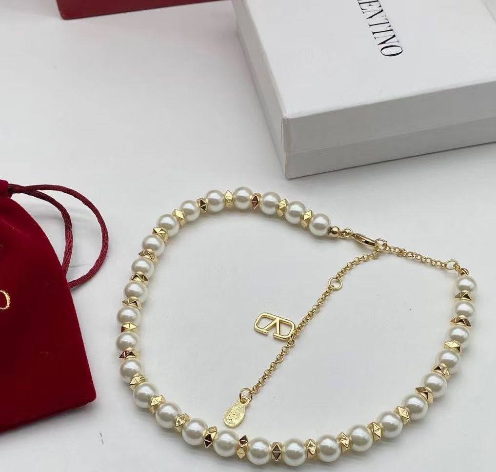 Valentino ❤️‍🔥*
Necklace 🍁
Master quality 💯
With normal boxes 🗃️ 
55 dhs💓
With master box 📦 
70 dhs💓

Zain216
♥️♥️♥️