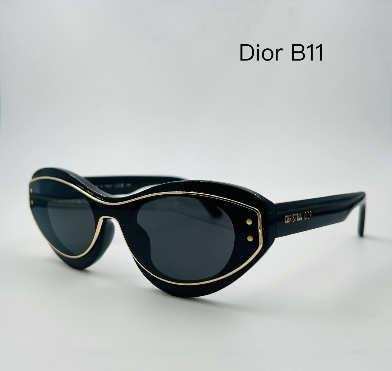 Dior💥*
Sunglasses 🕶️ 
good quality 💯
With master box 🗃️ 
50 dhs❣️

Zain273
♥️♥️♥️
